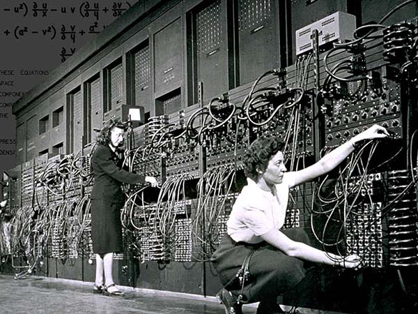 Marlyn Wescoff [left] and Ruth Lichterman estão entre as primeiras mulheres programadoras do Eniac./ Fotos: Computer History Museum