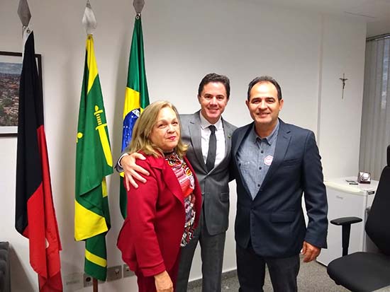 Presidentes da FIO, José Carrijo, e da FNO, Joana Oliveira, com o senador Veneziano Vital do Rêgo