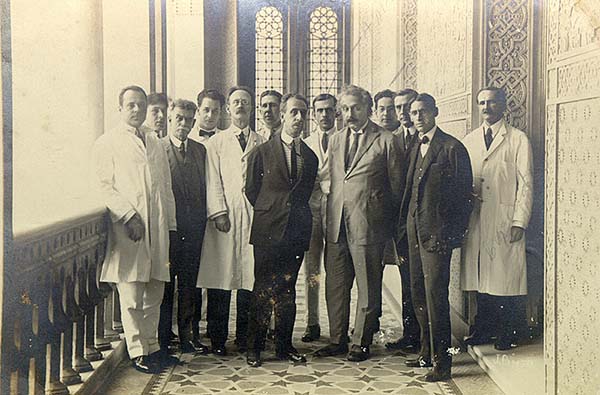 Intercâmbio entre cientistas. Na foto, Carlos Chagas, que sucedeu a Oswaldo Cruz na direção do Instituto após sua morte, e outros pesquisadores recebem a visita de Albert Einstein, em 1925. / Casa de Oswaldo Cruz