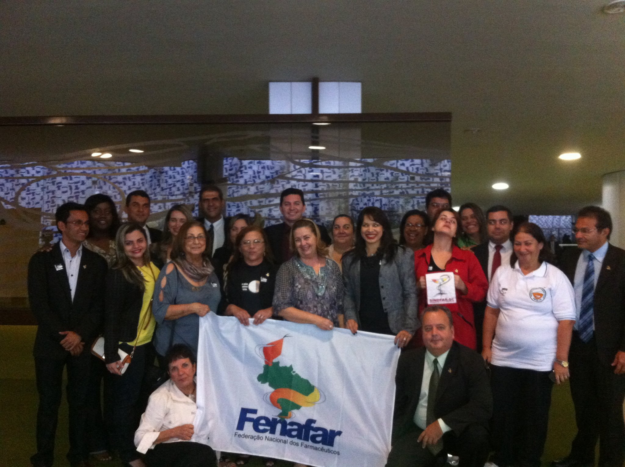 Farmacêuticos pressionam por aprovação do PL 4385/94 / Fenafar 11062014-024401-farmacia