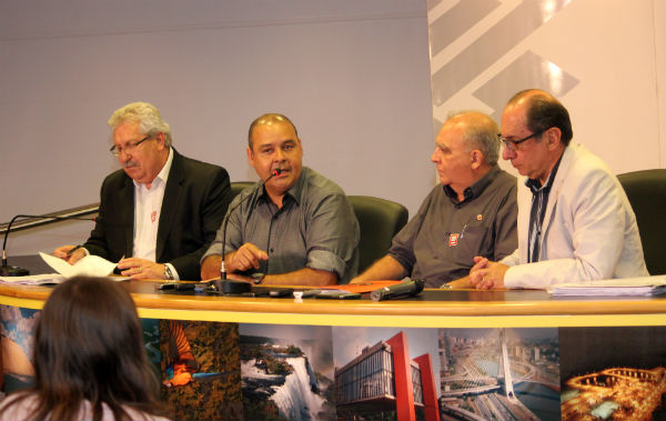 Presidente da CUT, Vagner Freitas, lembrou promessa da presidente Dilma, na última eleição: "Nem que a vaca tussa se mexerá nos direitos trabalhistas." Governo centrais 19JAN2015 5 editada