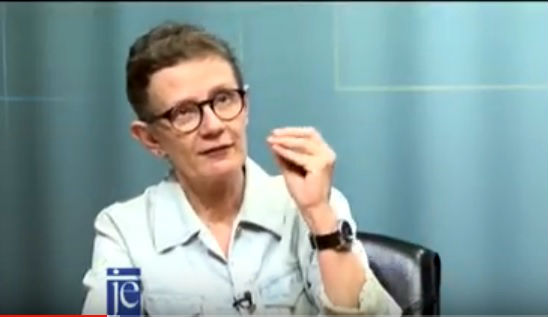 Connie Vedovello explica que o curso terá 52 horas para abordar o que é gestão de inovação. Imagem extraída do Jornal do Engenheiro.