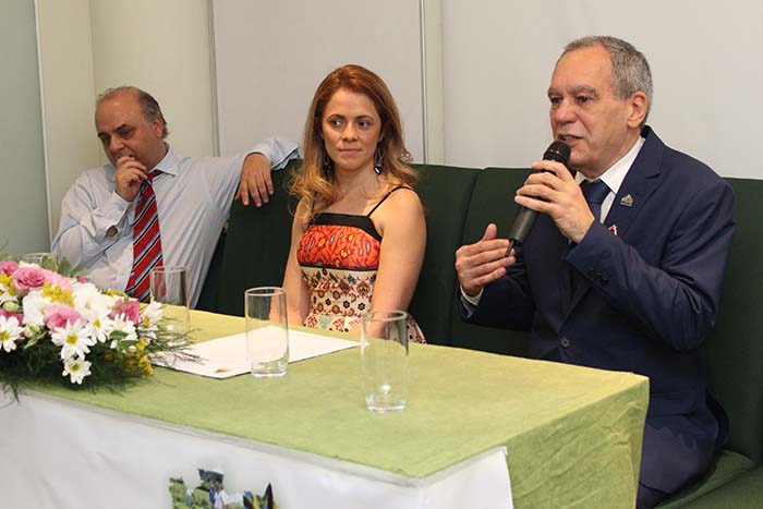 Mesa da manhã, da esquerda para a direita: Marcelo Carneiro Novaes, Thainá Alves Malhão e Ernane Rosas Foto: Beatriz Arruda